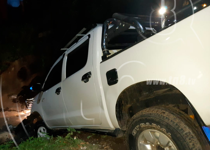 Foto: Ileso de milagro tras perder el control de su camioneta y caer a un cauce / TN8