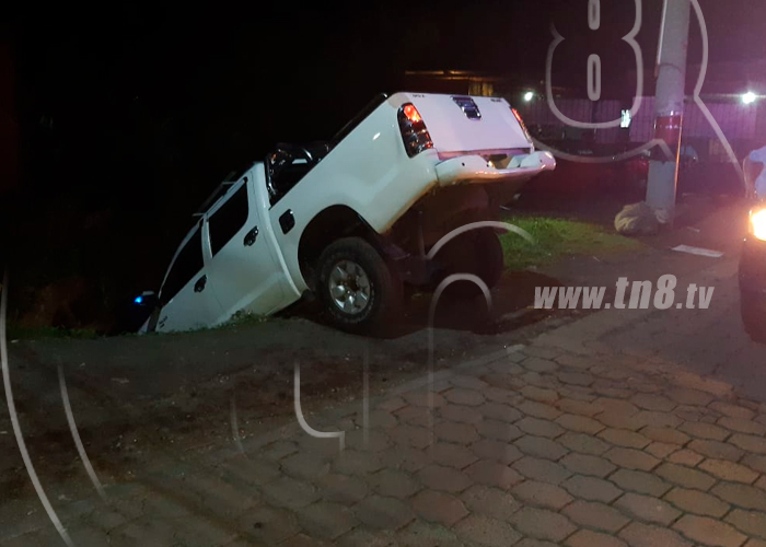 Foto: Ileso de milagro tras perder el control de su camioneta y caer a un cauce / TN8