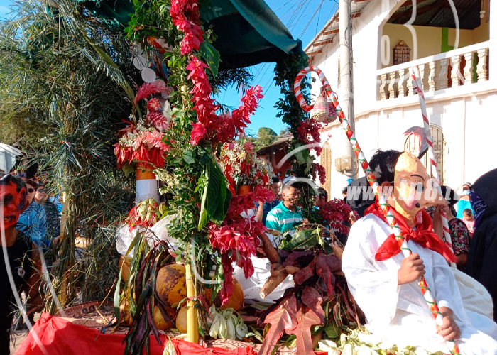 Foto: San Silvestre papa recorre Catarina junto al tradicional Torovenado/ TN8 