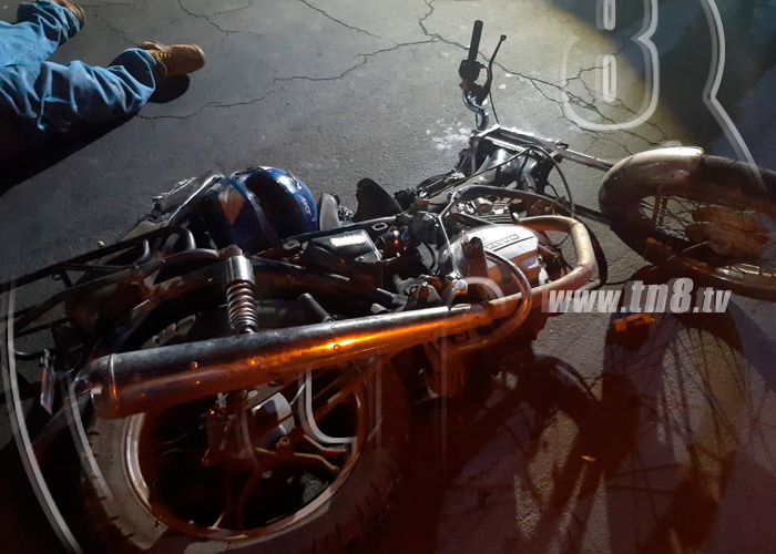 Foto: Motociclista ebrio se fractura tras impactar contra una pipa de gasolina/ TN8 
