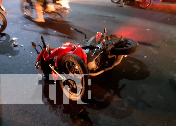 Foto: Motociclista termina lesionado tras impactar contra un taxi en Managua/ TN8 