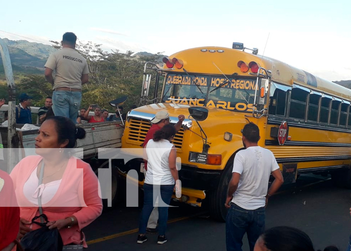 Foto: Pasajeros salen ilesos tras colisionar el bus en el que viajaban/ TN8