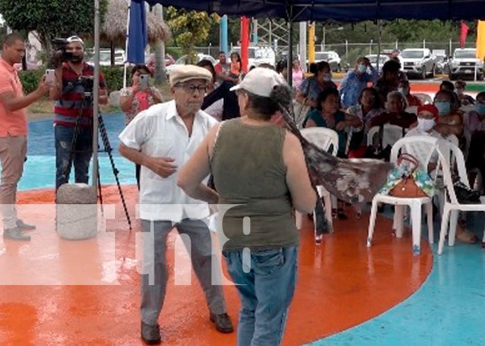 Foto: Adultos mayores bailaron al ritmo de la Sonora Matancera/ TN8 