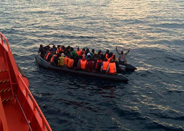 Foto: Dos muertos y 9 desaparecidos al volcarse una barca de inmigrantes/ EFE