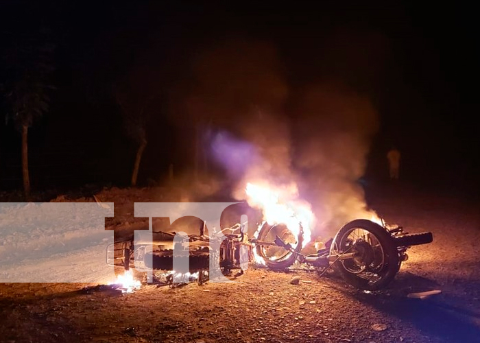 Foto: Tres lesionados al explotar dos motos que chocaron de frente/ TN8 