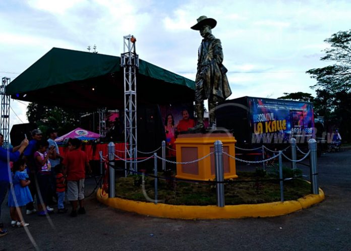 Inauguran estatua de Sandino