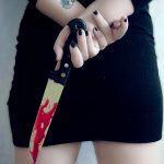 mujer con cuchillo