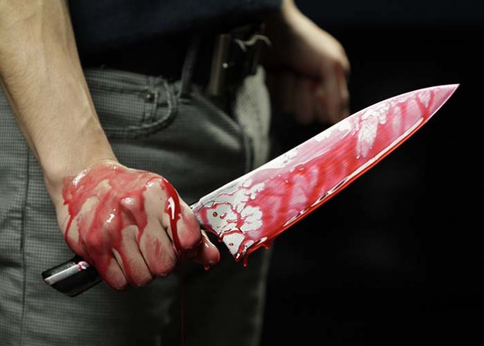 hombre con cuchillo con sangre