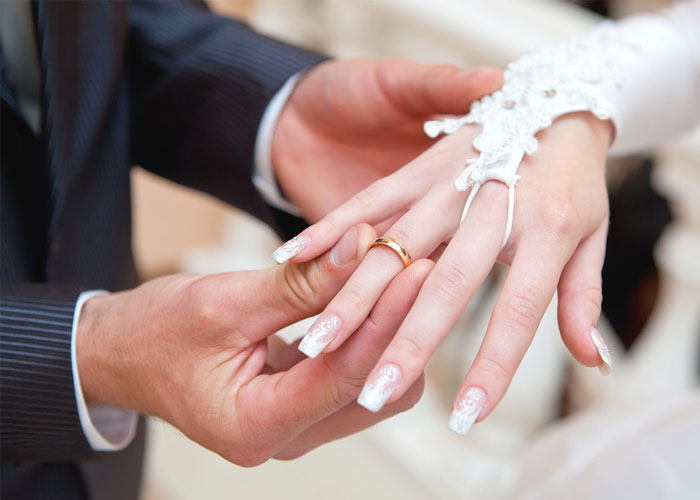 Se pone uñas acrílicas para su boda con las cenizas de su papá 