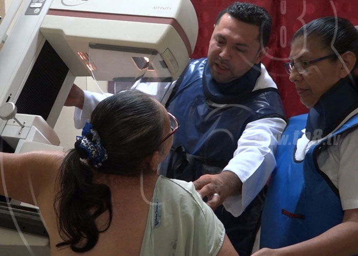 Mujeres de Nicaragua realizan examen de mamografía 