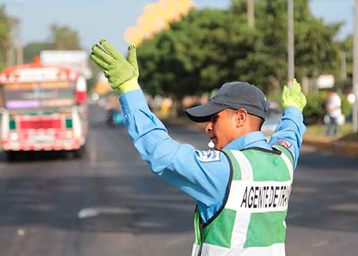 Taxista se tira alto y deja volcada una mototaxi en Managua 