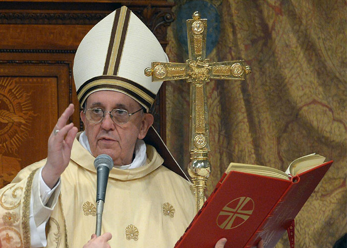 Qué consultas más la Biblia o el Celular? Papa Francisco