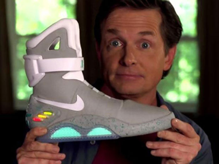 alfiler ponerse nervioso Tantos Michael J. Fox se probó las zapatillas reales de Volver al Futuro | TN8.tv