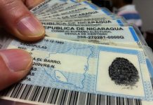Mano con cédulas de identidad de Nicaragua