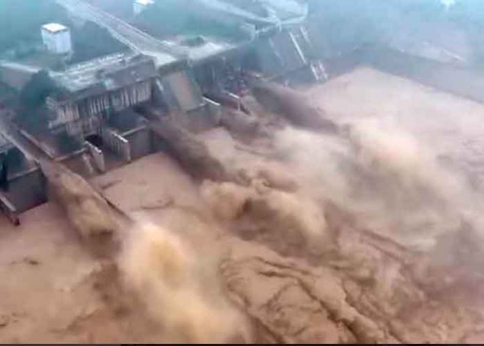 Foto: Inminente colapso de una represa en China por las fuertes inundaciones/Cortesía