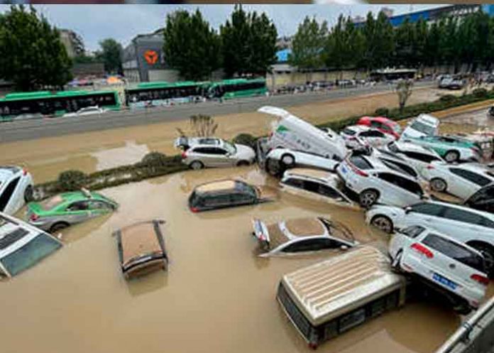 Inundaciones arrastran a personas y 'se tragan' coches en China
