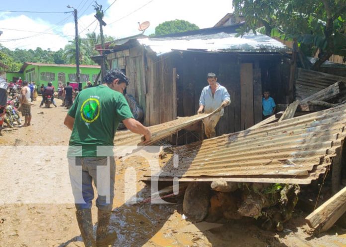 Foto: Ayudan a familias afectadas por lluvias en Santo Domingo / TN8