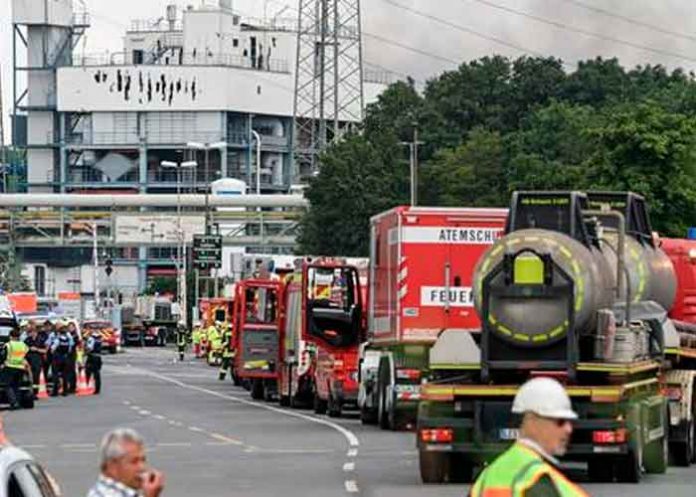 Bomberos atendiendo la explosión en una planta de tratamiento de residuos en alemania