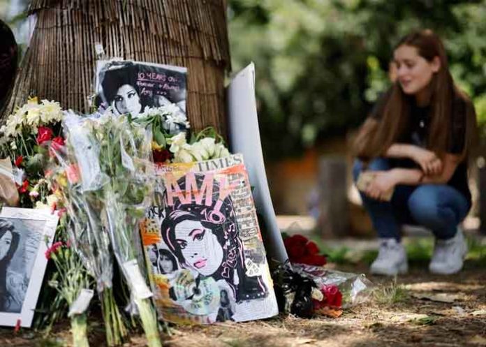 Fans de Amy Winehouse le rinden homenaje en Londres