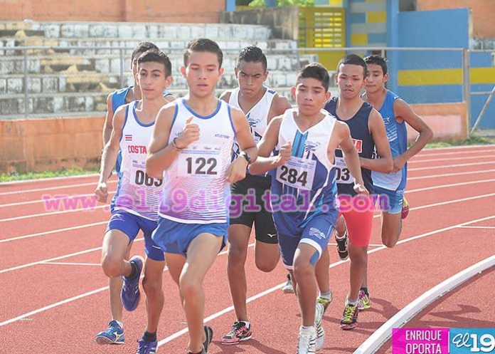 Jóvenes participando en Atletismo en Nicaragua