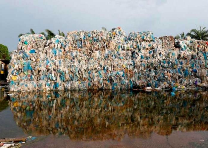 Descubren una ruta ilegal de desechos plásticos