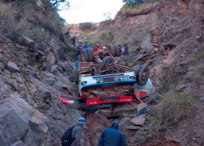 Foto: Sube a 34 el saldo de muertos por accidente de autobús en Bolivia/Cortesía