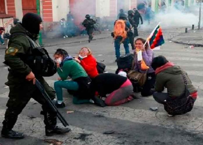 Policía de Bolivia reprimiendo a manifestantes