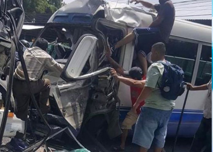 Foto: Choque de microbús en Ilopango El Salvador provoca una decena de lesionados / LPG