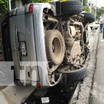 Foto: Camioneta termina en una canaleta por colisión en Managua / TN8