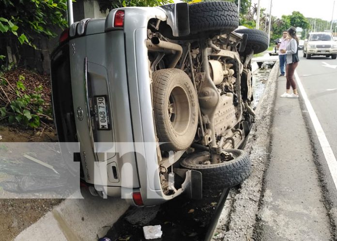 Foto: Camioneta termina en una canaleta por colisión en Managua / TN8