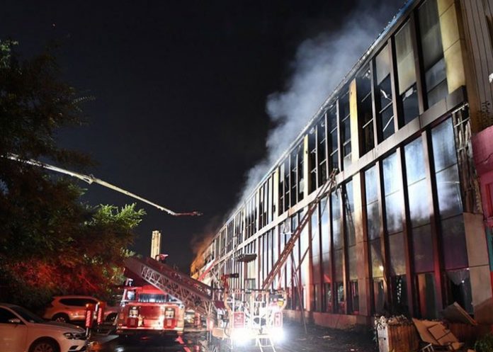 Foto: 15 muertos y 25 heridos en China por incendio en un almacén / Xinhua
