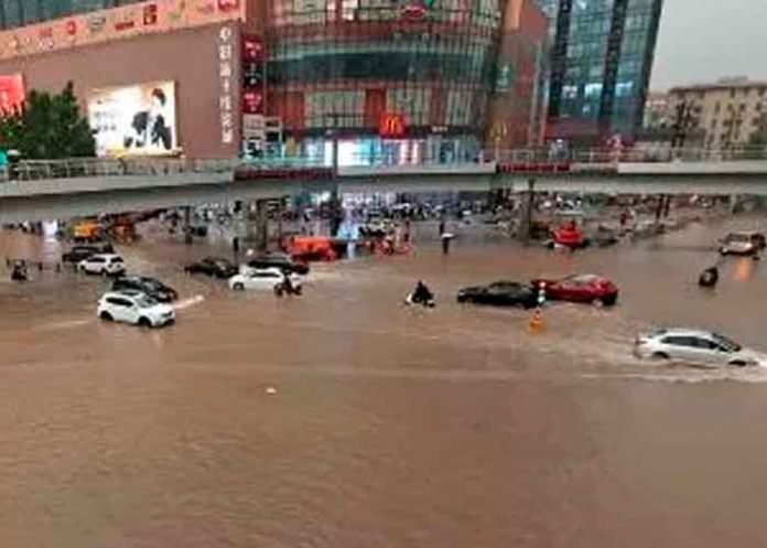 Foto: Lluvias provocan inundación en el Metro de China/Referencia