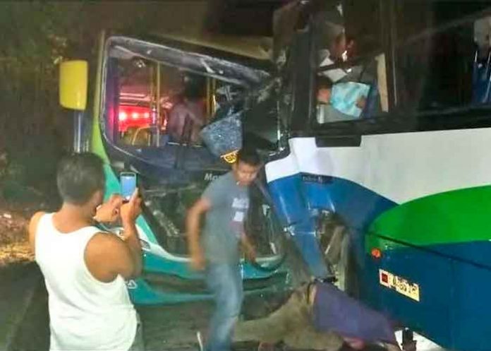 Fuerte accidente deja como resultado a 14 lesionados en El Salvador