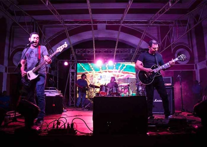 Banda de rock nicaragüense, CiCLO, en concierto