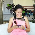 Joven de Nicaragua utilizando redes sociales