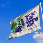 Bandera con logo de Cumbre por el Clima COP 26