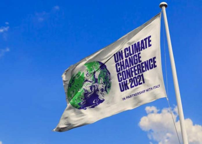 Bandera con logo de Cumbre por el Clima COP 26