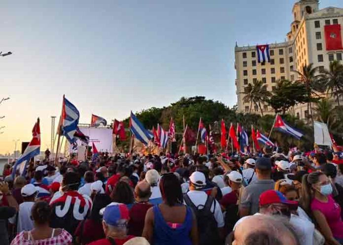 Cubanos se manifiestan en defensa de la Revolución
