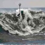Dios del mar sobre las aguas haciendo su aparición