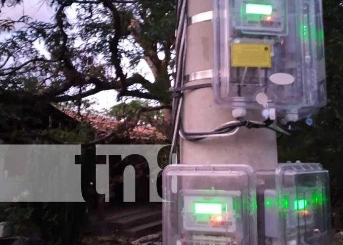 Postes de energía eléctrica por proyecto de electrificación en Loma Chata