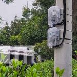 Postes de energía eléctrica por proyecto de electrificación en Loma Chata