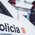 Patrulla policial de España con agentes