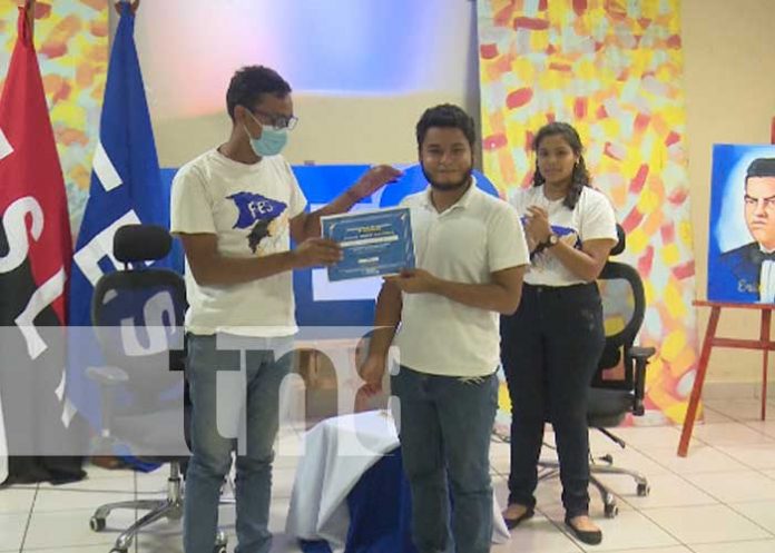 Jóvenes estudiantes de Managua reciben reconocimientos