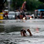 Miles de personas abandonan sus hogares por las inundaciones en Filipinas