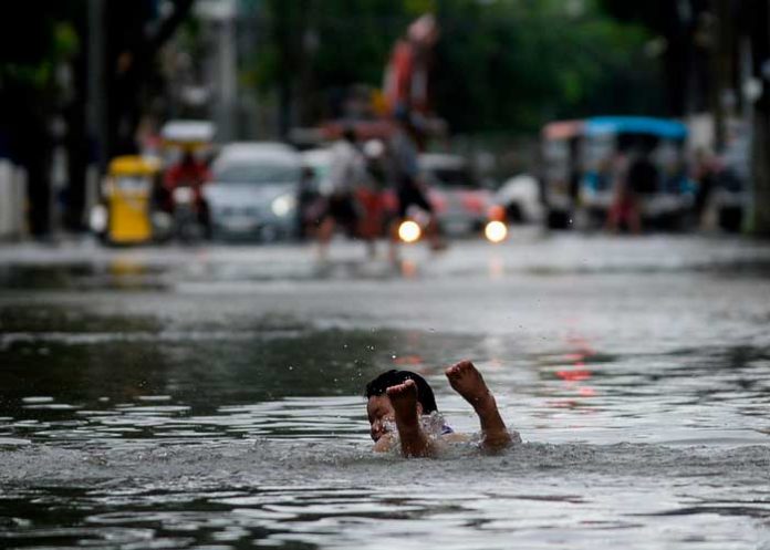 Miles de personas abandonan sus hogares por las inundaciones en Filipinas