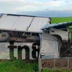 Foto: Vivos de milagro pasajeros de camión tras volcarse en Malacatoya/TN8