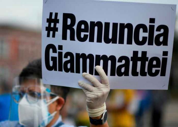 Manifestante pidiendo la renuncia del presidente de Guatemala