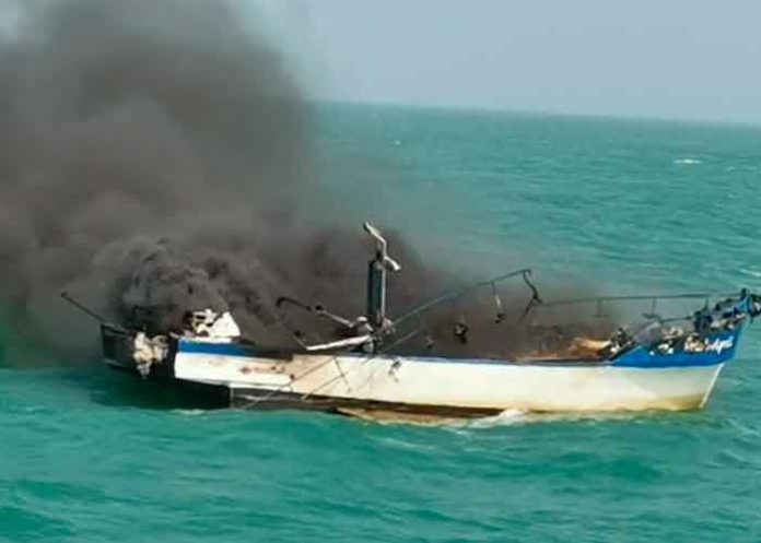 Foto: Rescatan a ocho tripulantes de barco consumido por incendio en Honduras/Cortesía
