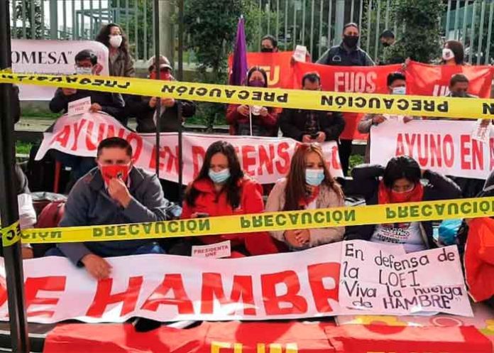 Jóvenes se unen a huelga de hambre iniciada por docentes ecuatorianos