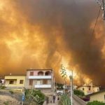 Foto: Evacúan a más de 1500 personas por incendio en Cerdeña, Italia / AA